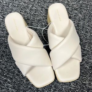 BRAND NEW - NEVER WORN staple dress shoe